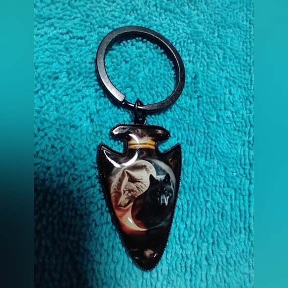 Black arrowhead keychain white wolf black wolf twins jewelry - Picture 3 of 3